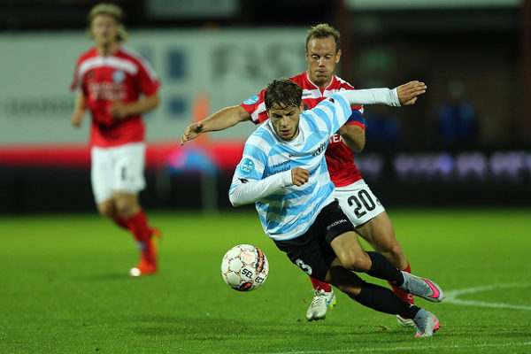 FODBOLD: Philip Zinckernagel (FC Helsing¿r) rykker fra Frank Hansen (Silkeborg IF) under kampen i Bet25 Ligaen mellem Silkeborg IF og FC Helsing¿r den 7. september 2015 p Mascot Park i Silkeborg. Foto: Claus Birch