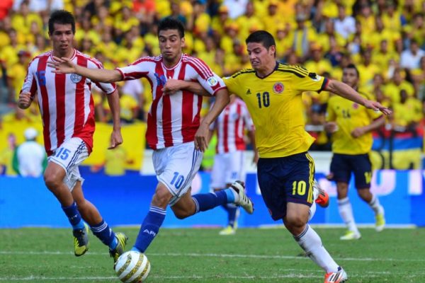Colombian midfielder James Rodriguez (R) vies for the ball against Paraguay's footballers Marcelo Estigarribia (C) and Victor Caceres during their Brazil 2014 World Cup South American qualifier match at the  Metropolitano Stadium in Barranquilla, Colombia, on October 12, 2012. AFP PHOTO/Luis Acosta