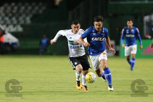 PR - CAMPEONATO BRASILEIRO - CORITIBA X CRUZEIRO - ESPORTES - Ruy , do Coritiba, em lance com Willian , do Cruzeiro, durante partida na Primeira rodada do Campeonato Brasileiro, realizada no Estadio Couto Pereira, em Curitiba (PR), sabado (14). Foto: Geraldo Bubniak /AGB