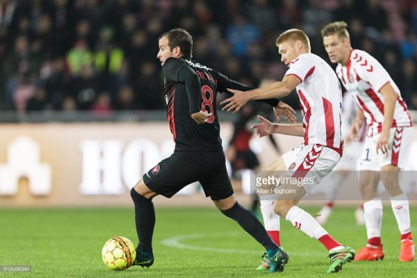 HERNING, DENMARK - OCTOBER 16: Rafael van der Vaart of FC Midtjylland and Markus Holgersson of AaB compete for the ball during the Danish Alka Superliga match between FC Midtjylland and AaB Aalborg at MCH Arena on October 16, 2016 in Herning, Denmark. (Photo by Allan Hogholm / FrontZoneSport via Getty Images)