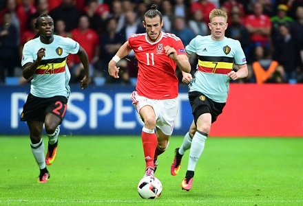 Wales' forward Gareth Bale (C) vies for the ball with Belgium's defender Jordan Lukaku and Belgium's midfielder Kevin De Bruyne during the Euro 2016 quarter-final football match between Wales and Belgium at the Pierre-Mauroy stadium in Villeneuve-d'Ascq near Lille, on July 1, 2016. / AFP / EMMANUEL DUNAND (Photo credit should read EMMANUEL DUNAND/AFP/Getty Images)