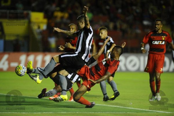 O jogador Lenis (e), do Sport, disputa a bola com Victor Luis (e), do Botafogo RJ, em partida válida pela segunda rodada do brasileiro 2016, na Ilha do Retiro, em Recife(PE), neste domingo(22).22/05/2015//FOTO: PEU RICARDO