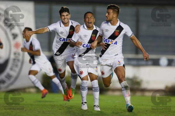Pedro Bezerra comemora com Dudu e Bruno Consendey o primeiro gol da partida entre Vasco da Gama x Atlético Mineiro válida pela semifinal da Copa do Brasil Sub-20 2017, no estádio de São Januário, zona norte da cidade do Rio de Janeiro, nesta sexta-feira (02/06). Foto: Rafael Ribeiro Ribeiro/FramePhoto
