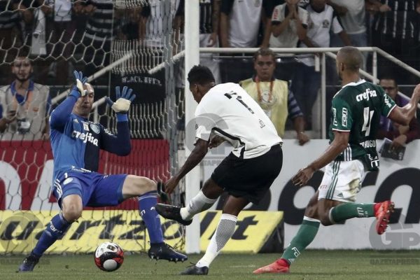 SP - CAMPEONATO PAULISTA/CORINTHIANS X PALMEIRAS - ESPORTES - J (c), do Corinthians, chuta e marca o seu gol, durante partida contra o Palmeiras, vlida pela 5» rodada do Campeonato Paulista 2017, realizada na Arena Corinthians, em So Paulo, quarta-feira (22). 22/02/17 - Foto: MIGUEL SCHINCARIOL